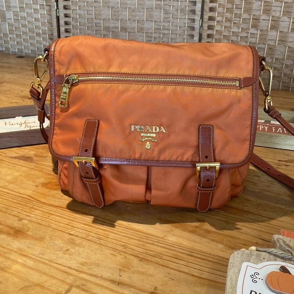๐ FABULOUS AUTHENTIC PRADA NYLON CROSSBODY BAGโผ๏ธ - Picture 4 of 17